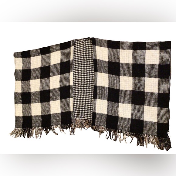 Talbots 100% Wool Black and White Plaid/Reverse To Houndstooth Fringed Cape - Picture 5 of 8